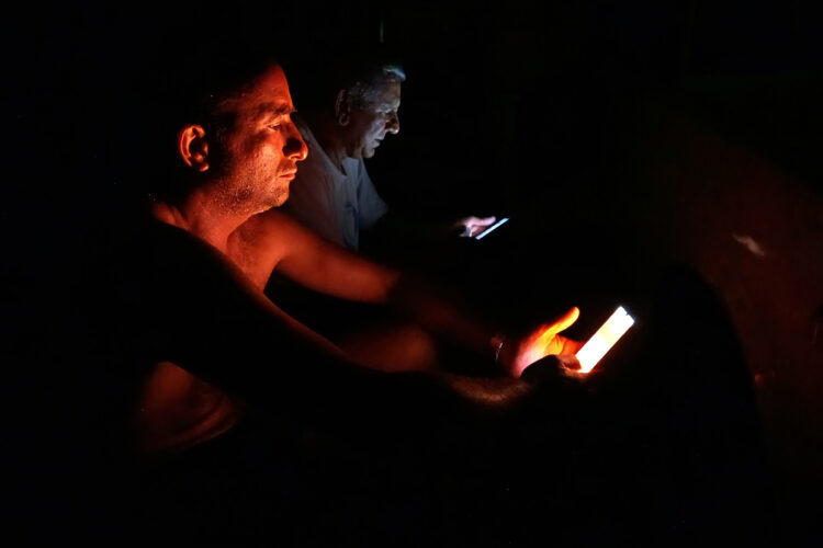 Durante el apagón total en la noche del viernes 18 de octubre. Foto: EFE/ Ernesto Mastrascusa.