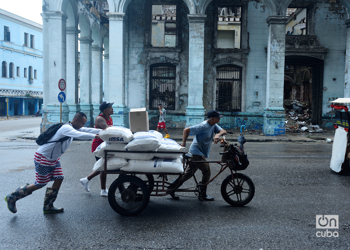 Personas en la calle en La Habana durante el apagón general en toda Cuba, el viernes 18 de octubre de 2024. Foto: Otmaro Rodríguez.