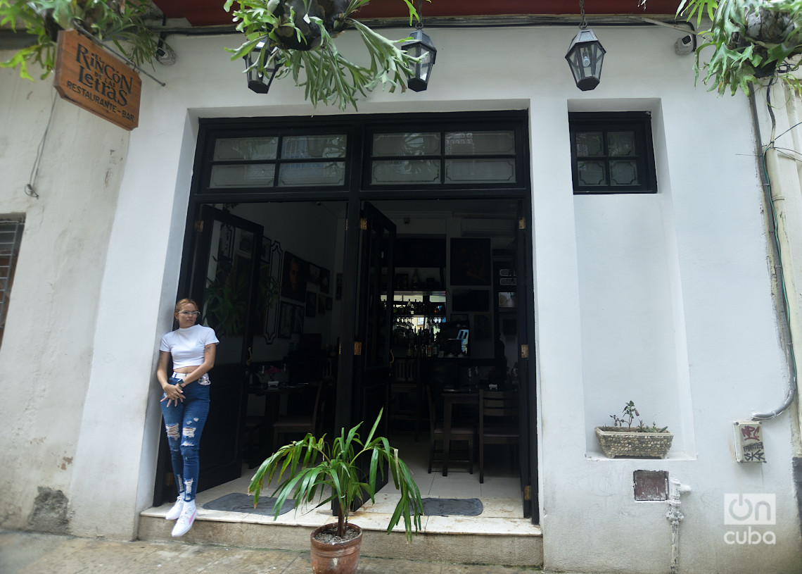 Un restaurante particular durante el apagón general en La Habana y en toda Cuba, el viernes 18 de octubre de 2024. Foto: Otmaro Rodríguez.