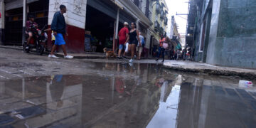 Personas en la calle en La Habana durante el apagón general en toda Cuba, el viernes 18 de octubre de 2024. Foto: Otmaro Rodríguez.