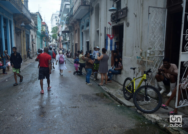 Personas en la calle en La Habana durante el apagón general en toda Cuba, el viernes 18 de octubre de 2024. Foto: Otmaro Rodríguez.