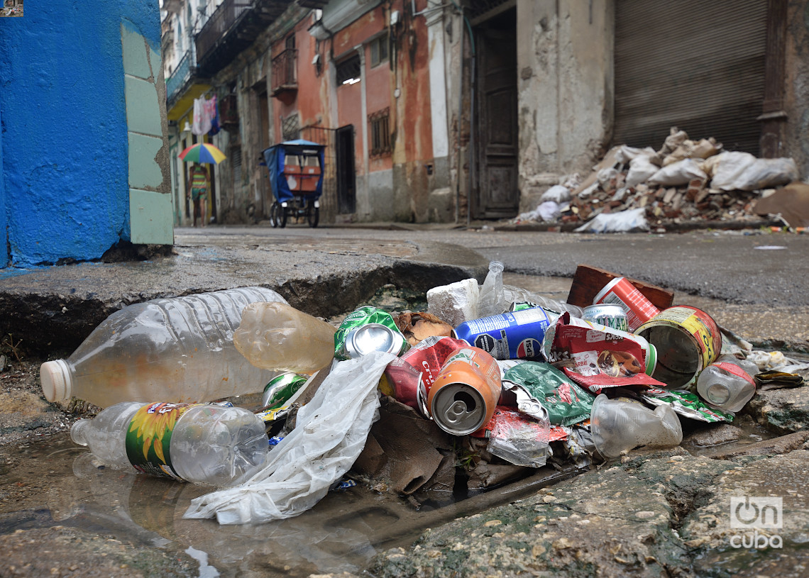 Basura en una calle en La Habana durante el apagón general en toda Cuba, el viernes 18 de octubre de 2024. Foto: Otmaro Rodríguez.