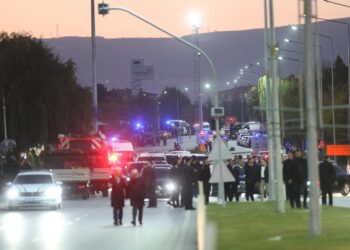 Ambulancias, policías y otras personas en la zona del atentado terrorista perpetrado en una fábrica aeronáutica militar de Ankara, Turquía, que dejó cinco muertos y 19 heridos, el 23 de octubre de 2024. Foto: Necati Savas / EFE.