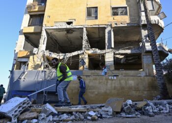 La gente limpia escombros en el lugar de un ataque militar israelí en el distrito Jnah de Beirut, Líbano, 24 de octubre de 2024. Foto: EFE/EPA/WAEL HAMZEH.