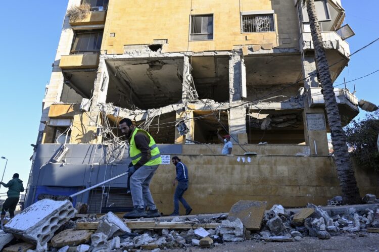 La gente limpia escombros en el lugar de un ataque militar israelí en el distrito Jnah de Beirut, Líbano, 24 de octubre de 2024. Foto: EFE/EPA/WAEL HAMZEH.