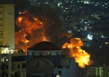 La aviación israelí lanzó la madrugada del domingo 6 de octubre de 2024 más de una treintena de bombardeos contra diferentes puntos de los suburbios de Beirut. Foto: Ugur Can / EFE.