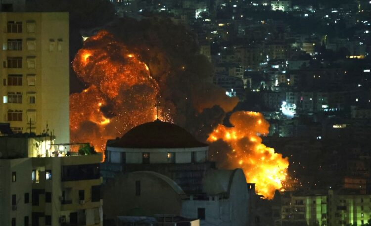 La aviación israelí lanzó la madrugada del domingo 6 de octubre de 2024 más de una treintena de bombardeos contra diferentes puntos de los suburbios de Beirut. Foto: Ugur Can / EFE.