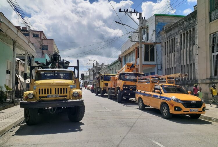 Contingente de trabajadores de la Empresa Eléctrica de Guantánamo a punto de salir a los municipios afectados por Oscar. Foto: periódico Venceremos.