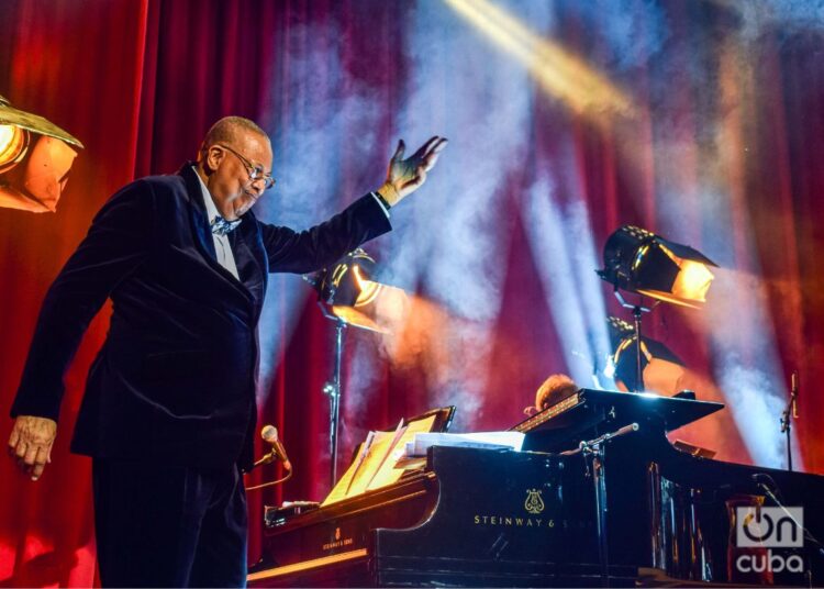 Valdés, la figura más reconocida del jazz cubano, fue anfitrión durante la celebración en La Habana del día internacional del jazz en 2017, junto a otros creadores del patio. Foto: Kaloian.