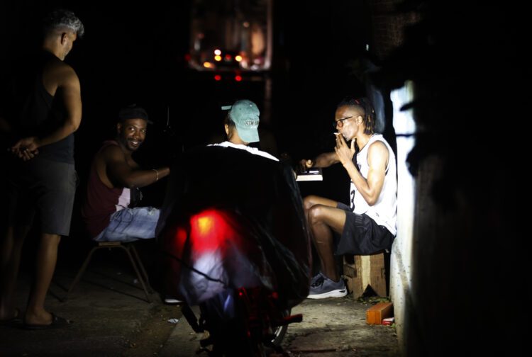 Personas durante el apagón, en La Habana, el pasado viernes. Foto: Ernesto Mastrascusa/EFE.