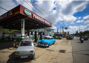 Conductores abastecen sus vehículos en una gasolinera, en La Habana. Foto: Yander Zamora/EFE.