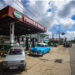 Conductores abastecen sus vehículos en una gasolinera, en La Habana. Foto: Yander Zamora/EFE.