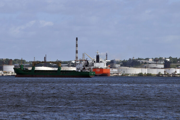 Fotografía de la refinería Ñico López este domingo, en La Habana. Foto: EFE/ Ernesto Mastrascusa.