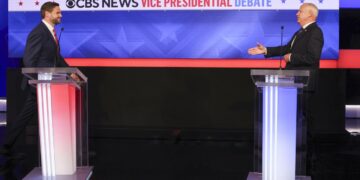 Los candidatos a la vicepresidencia de EE.UU., el republicano JD Vance (i), y el demócrata Tim Walz (d), se preparan para estrechar las manos antes del inicio del debate vicepresidencial en el CBS Broadcast Center en Nueva York, el 1 de octubre de 2024. Foto: Sarah Yenesel / EFE.