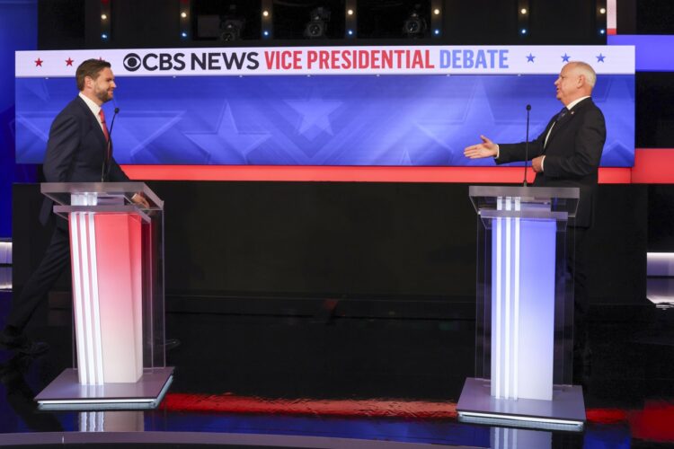 Los candidatos a la vicepresidencia de EE.UU., el republicano JD Vance (i), y el demócrata Tim Walz (d), se preparan para estrechar las manos antes del inicio del debate vicepresidencial en el CBS Broadcast Center en Nueva York, el 1 de octubre de 2024. Foto: Sarah Yenesel / EFE.