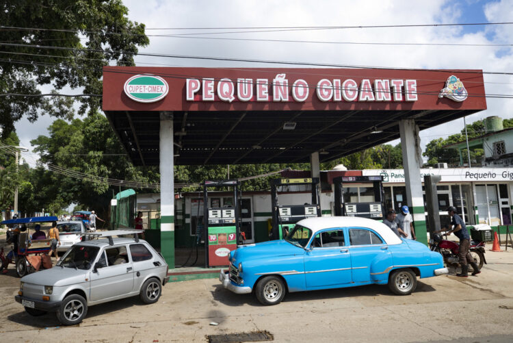 Gasolinera en La Habana. Foto: EFE/ Yander Zamora.