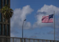 Imagen de archivo de la bandera de Estados Unidos en la Embajada estadounidense en La Habana. Foto: Yander Zamora / EFE / Archivo.