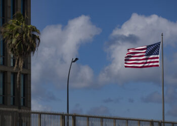 Imagen de archivo de la bandera de Estados Unidos en la Embajada estadounidense en La Habana. Foto: Yander Zamora / EFE / Archivo.