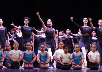 Bailarines se presentan en la jornada inaugural del Festival Internacional de Ballet de La Habana Alicia Alonso, en La Habana. Foto: Ernesto Mastrascusa / EFE.