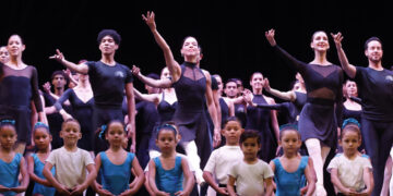 Bailarines se presentan en la jornada inaugural del Festival Internacional de Ballet de La Habana Alicia Alonso, en La Habana. Foto: Ernesto Mastrascusa / EFE.