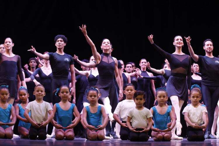 Bailarines se presentan en la jornada inaugural del Festival Internacional de Ballet de La Habana Alicia Alonso, en La Habana. Foto: Ernesto Mastrascusa / EFE.