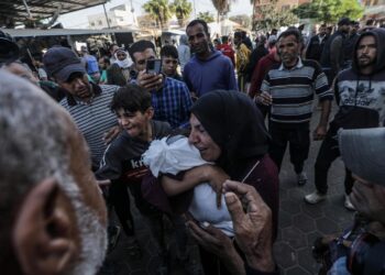 Mujer llora durante su funeral la ciudad de Deir Al Balah, en el centro de la Franja de Gaza, el 29 de octubre de 2024. Foto: MOHAMMED SABRE EFE/EPA.