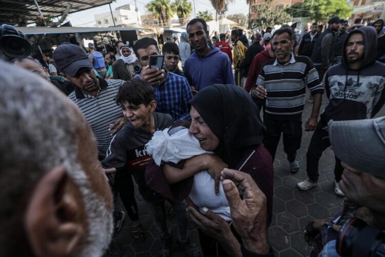 Mujer llora durante su funeral la ciudad de Deir Al Balah, en el centro de la Franja de Gaza, el 29 de octubre de 2024. Foto: MOHAMMED SABRE EFE/EPA.