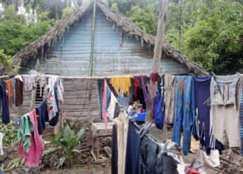 Vivienda en la región de San Antonio del Sur tras el paso de la tormenta tropical Oscar. Foto: Ernesto Mastrascusa/EFE/ POOL.