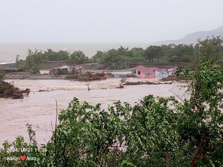 Una zona de Imías, durante el paso de Oscar. Foto tomada del perfil Miguel Noticias, en Facebook.