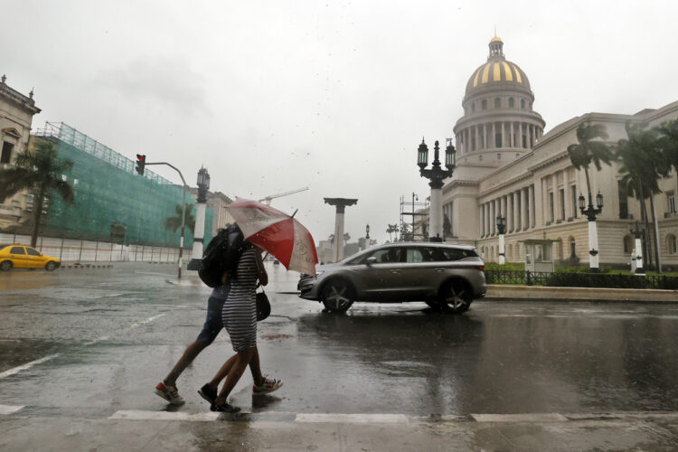 Lluvias en La Habana. Foto: EFE.