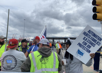 Estibadores protestan este 1 de octubre en un muelle de Port Elizabeth, en el puerto de Nueva York y Nueva Jersey, en el inicio de una huelga que involucra a unos 47 mil trabajadores y a 36 puertos de la costa este y el Golfo de México. Foto: Alicia Sánchez / EFE.