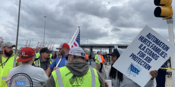 Estibadores protestan este 1 de octubre en un muelle de Port Elizabeth, en el puerto de Nueva York y Nueva Jersey, en el inicio de una huelga que involucra a unos 47 mil trabajadores y a 36 puertos de la costa este y el Golfo de México. Foto: Alicia Sánchez / EFE.