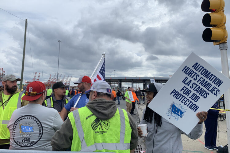 Estibadores protestan este 1 de octubre en un muelle de Port Elizabeth, en el puerto de Nueva York y Nueva Jersey, en el inicio de una huelga que involucra a unos 47 mil trabajadores y a 36 puertos de la costa este y el Golfo de México. Foto: Alicia Sánchez / EFE.