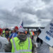 Estibadores protestan este 1 de octubre en un muelle de Port Elizabeth, en el puerto de Nueva York y Nueva Jersey, en el inicio de una huelga que involucra a unos 47 mil trabajadores y a 36 puertos de la costa este y el Golfo de México. Foto: Alicia Sánchez / EFE.