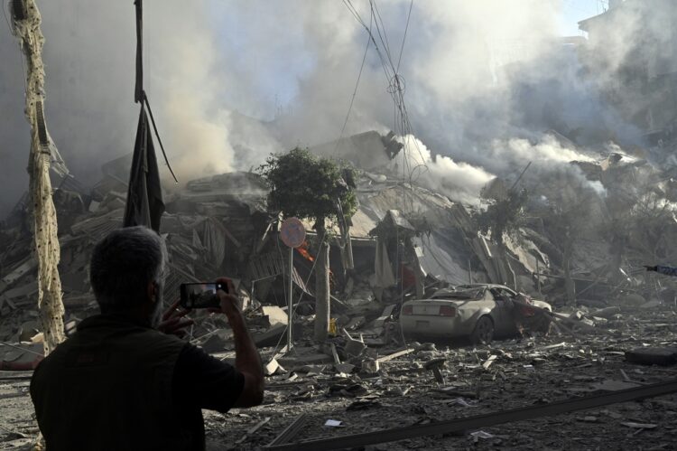 Beirut (Líbano), 03/10/2024.- Un hombre fotografía un edificio humeante después de un ataque aéreo israelí sobre el barrio de Dahieh, uno de los bastiones de Hezbolá, en Beirut (El Líbano) estes jueves. Foto: EFE/ Wael Hamzeh.