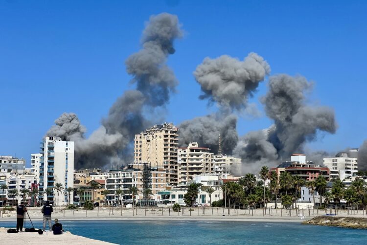 El humo se eleva tras un ataque israelí contra la ciudad de Tiro, Líbano, este miércoles. Foto: EFE/ Str.