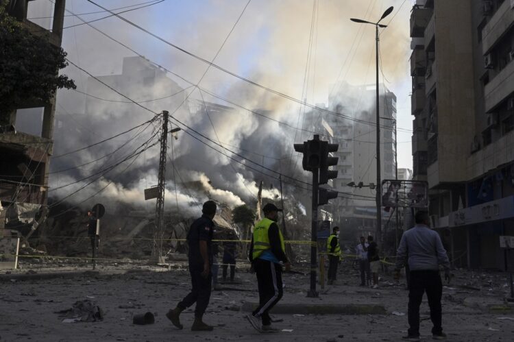 Edificios humeantes por el bombardeo israelí en Dahieh. Foto: WAEL HAMZEH/EFE/EPA.