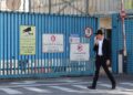 Un hombre pasa por la entrada de las oficinas de la Agencia de Obras Públicas y Socorro de las Naciones Unidas para los Refugiados de Palestina en el Cercano Oriente (OOPS) en Jerusalén. Foto: ABIR SULTAN/EFE/EPA.