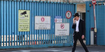 Un hombre pasa por la entrada de las oficinas de la Agencia de Obras Públicas y Socorro de las Naciones Unidas para los Refugiados de Palestina en el Cercano Oriente (OOPS) en Jerusalén. Foto: ABIR SULTAN/EFE/EPA.