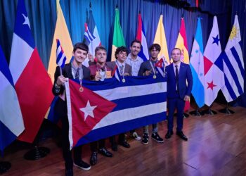 Estudiantes cubanos vencedores en la Olimpiada Iberoamericana de Química, en Costa Rica. Foto: Facebook/Embajada de Cuba en Costa Rica.