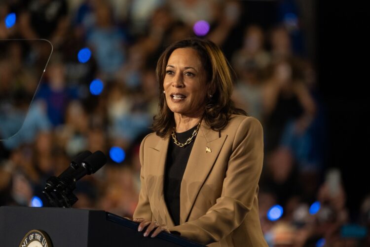 La vicepresidenta y candidata demócrata Kamala Harris habla durante un mitin en el Rawhide Event Center, en Chandler, Arizona, el 10 de octubre de 2024. Foto: EFE/EPA/MOLLY PETERS.