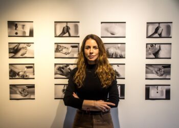 Laura Lis junto a imágenes del videoarte "Brainwashing" (2024). Foto: Cortesía de la entrevistada.