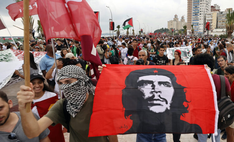 Cubanos participan en una marcha en solidaridad con Palestina en La Habana, el 14 de octubre de 2024. Foto: Ernesto Mastrascusa / EFE.