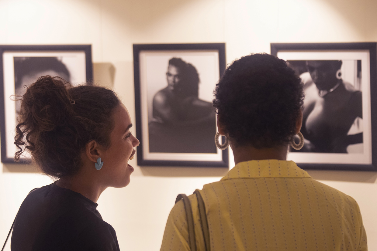 Exposición del fotógrafo Kevin Sánchez, en el Teatro Martí, en La Habana, como parte del proyecto “Cero Kilómetros”. Foto: Yander Zamora / EFE.