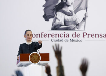 Claudia Sheinbaum, presidenta de México, habla durante una rueda de prensa este jueves en el Palacio Nacional. Foto:  Mario Guzmán/EFE.