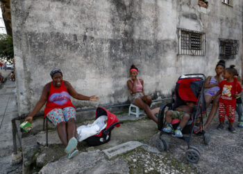 Personas descansando afuera de sus casas durante la caída del SEN, que apagó toda la isla desde el viernes. Foto: Yander Zamora/EFE.