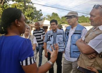 La viceprimera ministra de Cuba, Inés María Chapman (i), habla con el Coordinador Residente del Sistema de Naciones Unidas en Cuba, Francisco Pichon (2-d) y otros funcionarios de la organización global, en el poblado de Imías, en Guantánamo. Foto: Ernesto Mastrascusa / EFE / POOL / Archivo.