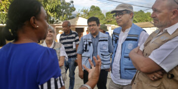 La viceprimera ministra de Cuba, Inés María Chapman (i), habla con el Coordinador Residente del Sistema de Naciones Unidas en Cuba, Francisco Pichon (2-d) y otros funcionarios de la organización global, en el poblado de Imías, en Guantánamo. Foto: Ernesto Mastrascusa / EFE / POOL / Archivo.
