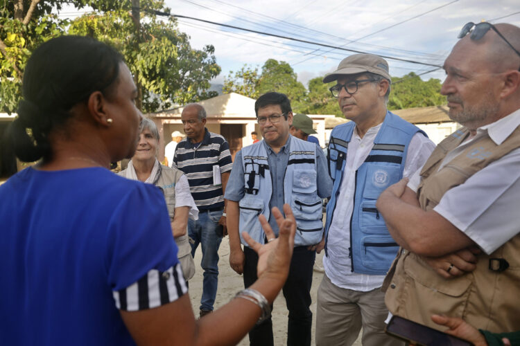 La viceprimera ministra de Cuba, Inés María Chapman (i), habla con el Coordinador Residente del Sistema de Naciones Unidas en Cuba, Francisco Pichon (2-d) y otros funcionarios de la organización global, en el poblado de Imías, en Guantánamo. Foto: Ernesto Mastrascusa / EFE / POOL / Archivo.