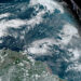 Fotografía satelital cedida por la Oficina Nacional de Administración Oceánica y Atmosférica (NOAA) a través del Centro Nacional de Huracanes (NHC) estadounidense donde se muestra la localización de la tormenta tropical Oscar el 21 de octubre, en el Atlántico. La tormenta tropical Oscar, que el sábado pasado llegó a ser huracán, está arrojando fuertes precipitaciones sobre el este de Cuba y se espera que gire hacia el norte debilitado y degradado a depresión tropical, informa este lunes el Centro Nacional de Huracanes (NHC, en inglés) de EE.UU. EFE/NOAA-NHC